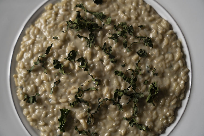 Risotto integrale, si può: gorgonzola e cavolo nero chips.