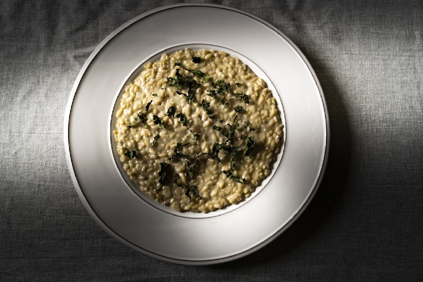 Risotto integrale, si può: gorgonzola e cavolo nero chips.