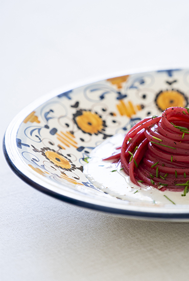 Linguine nella barbabietola, crema di zola piccante, erba cipollina