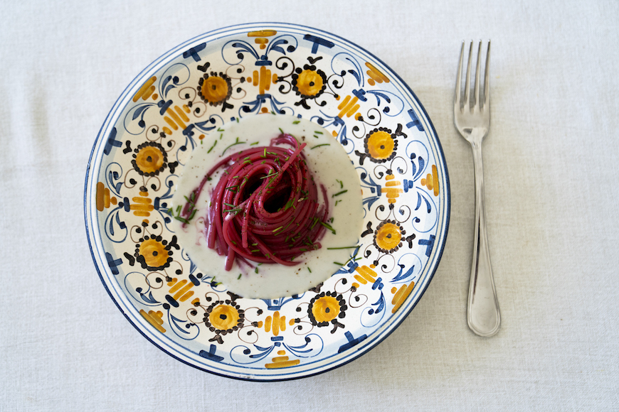 Linguine nella barbabietola, crema di zola piccante, erba cipollina