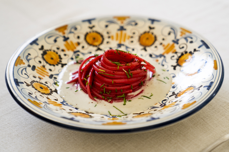 Linguine nella barbabietola, crema di zola piccante, erba cipollina