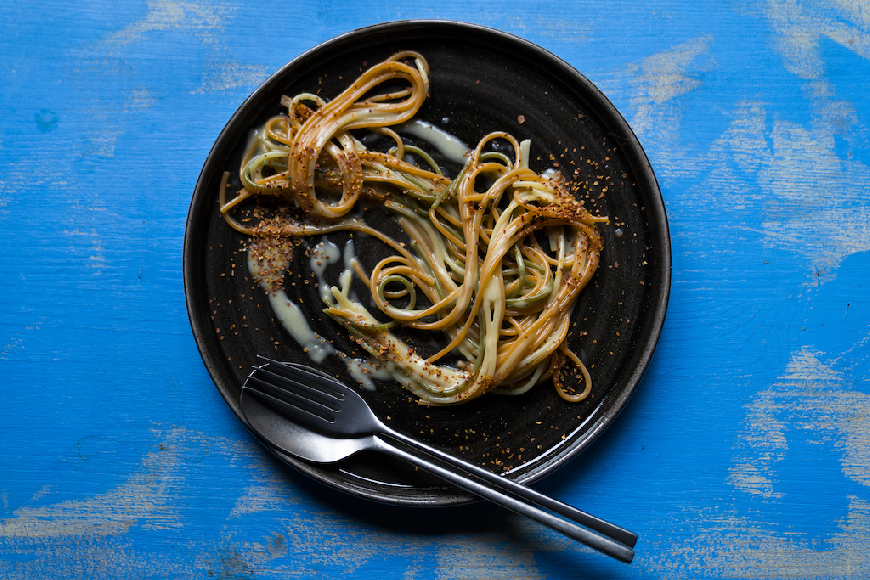 Spaghetti tricolore con Caciocavallo Podolico, aceto di ciliegie, granella di pomidoro.