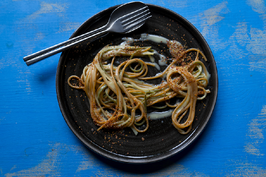 Spaghetti tricolore con Caciocavallo Podolico, aceto di ciliegie, granella di pomidoro.